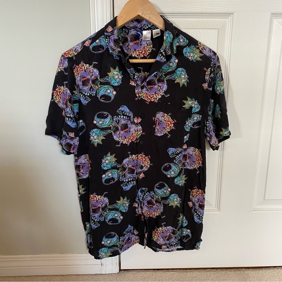 H&M Divided Men’s Rick and Morty Patterned Shirt - Picture 3 of 5
